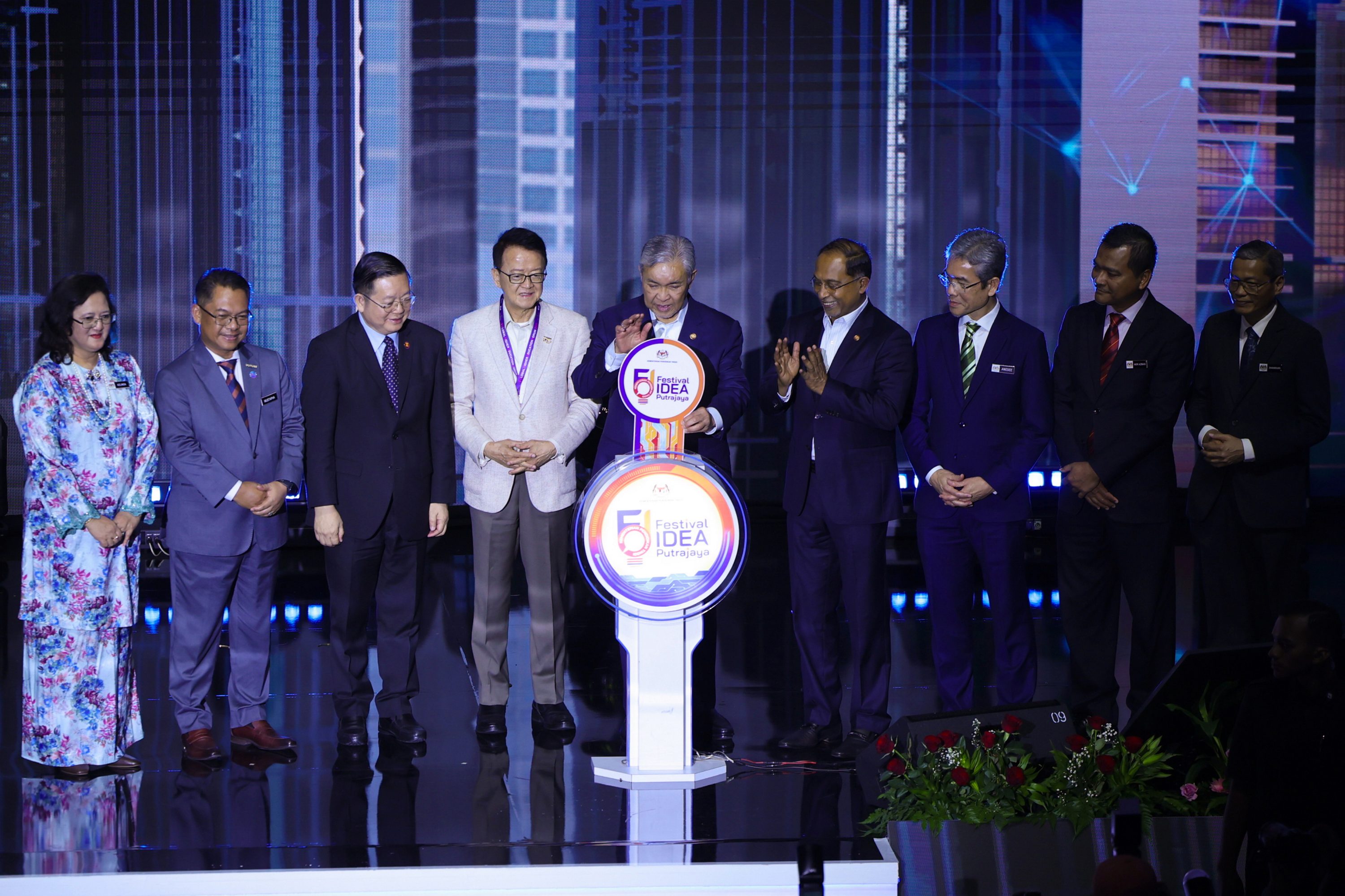 阿末扎希（中）为“2025年布城创意节”主持开幕仪式，左三起为高金洪、谢富年及占比里。