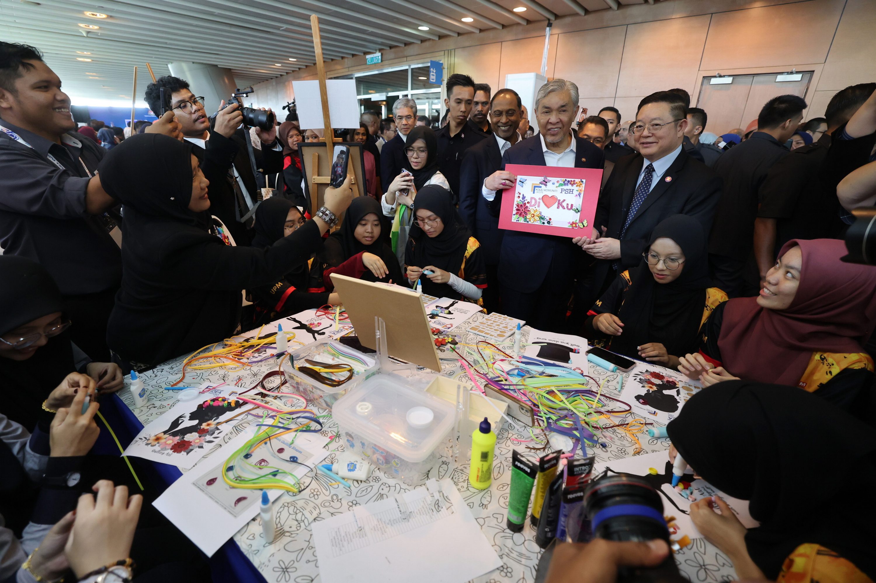 高金洪（右起）、阿末扎希及占比里在布城国际会议中心主持“2025年布城创意节”开幕仪式后，巡访现场参展单位。