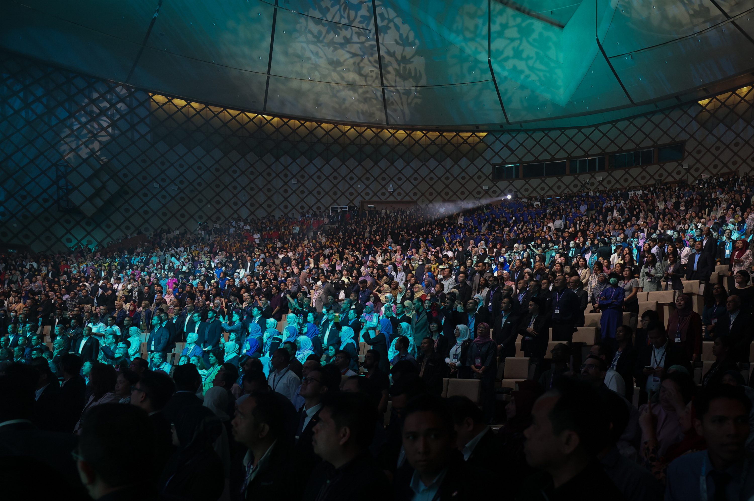 2025年布城创意节首日迎来人潮涌动，数以万计的学生和访客到场出席开幕仪式，参访各个参展单位，了解政府机构所提供的就业机会和各项辅助计划。