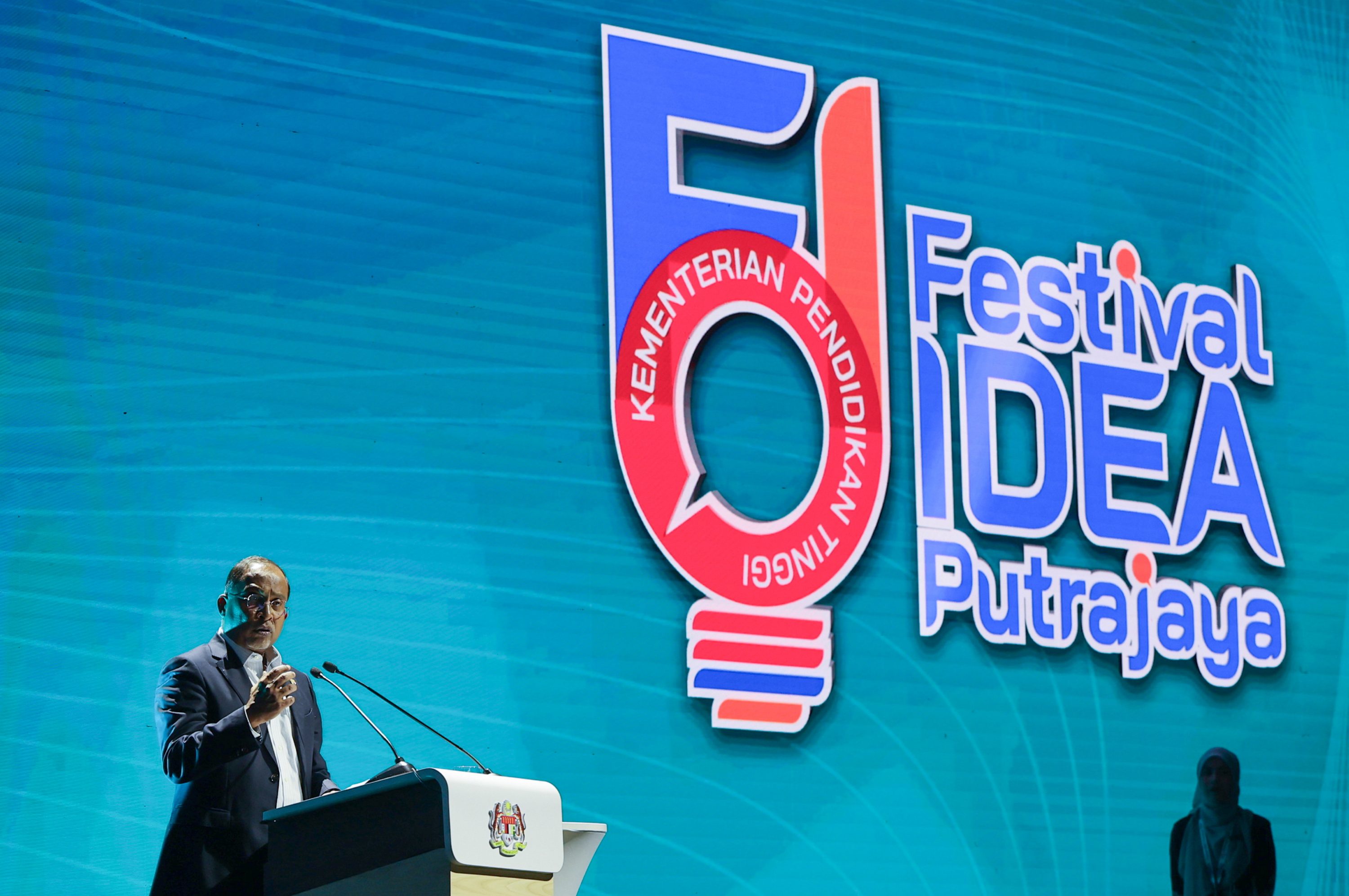 高教部长占比里博士