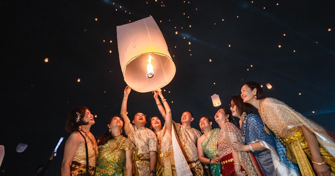 300盏马来西亚天灯点亮清迈夜空Bucket List旅人以星火写下人生愿望