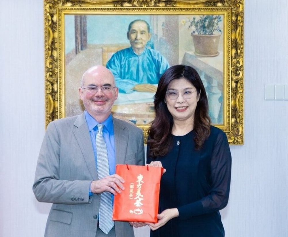 郑丽文（右）12日与谷立言会面。（中央社）