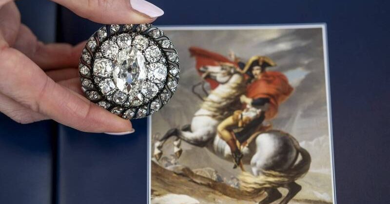 拿破仑滑铁卢逃亡时遗失 钻石胸针以1809万天价售出