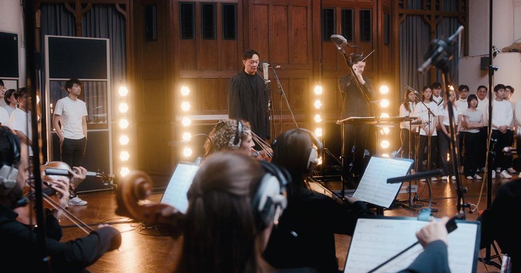 陈奕迅赴英国再现《K歌之王》录音现场感动落泪