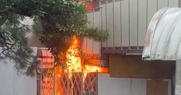 【视频】日本东京电车铁轨起火 民众称听到爆炸声