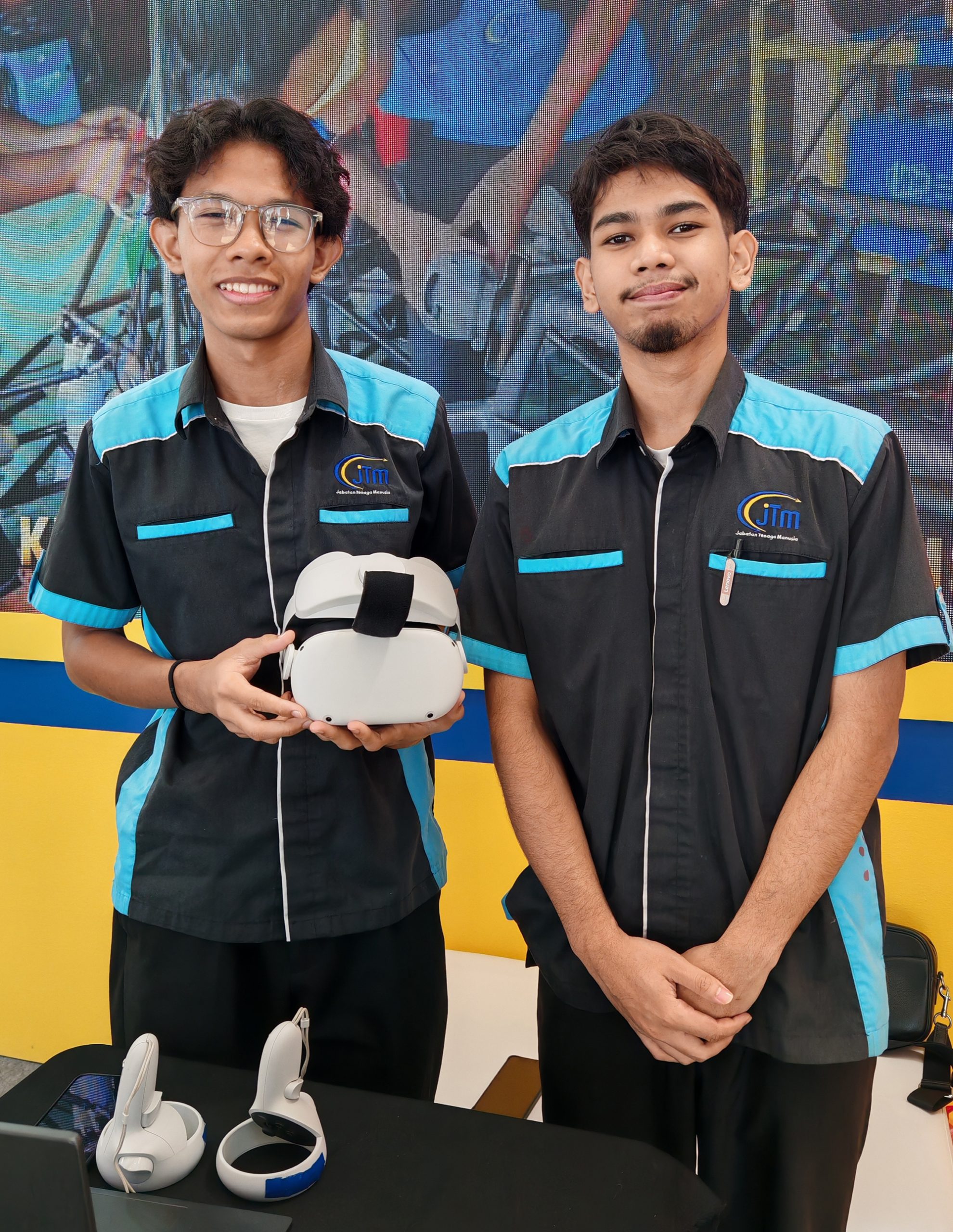 阿米尔阿玛（Amir Akmal，左）及莫哈末艾曼（Muhammad Aiman）联合研究用于学习的科技成品受到人力资源部（KESUMA），现场展示和解说其创意和用途。