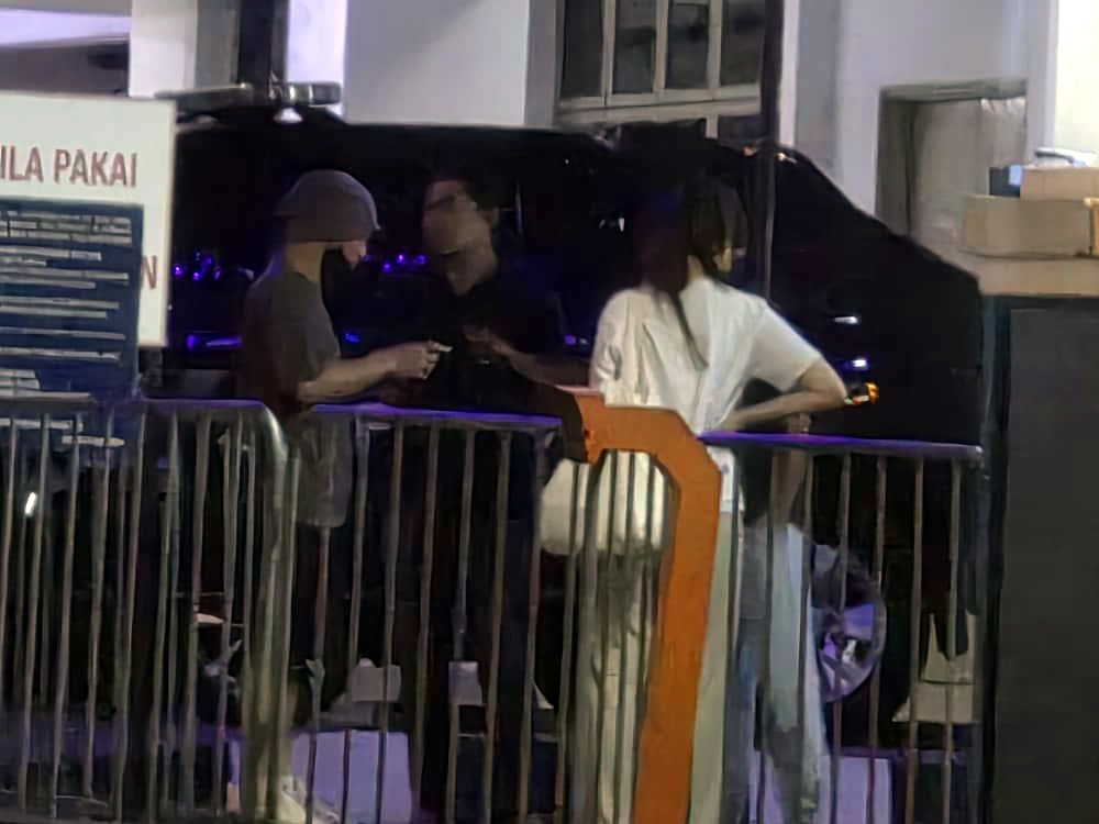 黄明志(左)5日凌晨1时10分,在友人陪同下抵达金马警区总部。