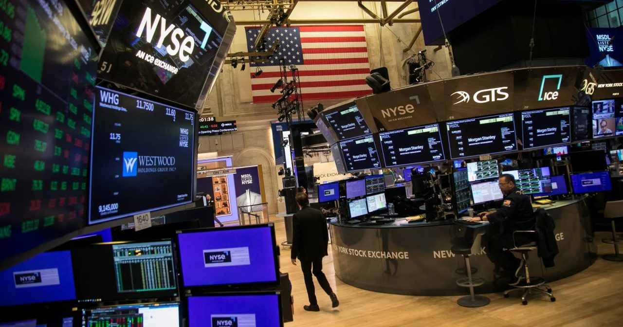 美国政府停摆冲击信心 华尔街3大指数涨少跌多