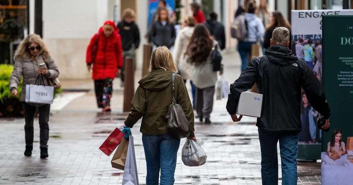 政府停摆加剧经济担忧 美国消费信心创新低