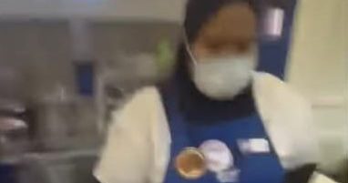 【视频】催促“出去”惹毛女游客 咖啡店女店员遭泼咖啡